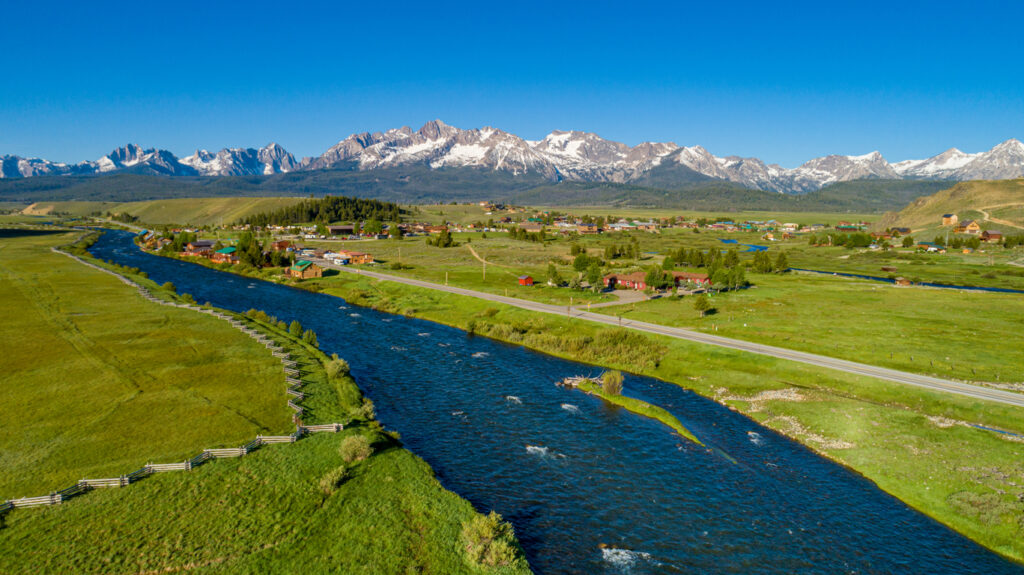 Stanley Idaho Small mountain community with a river flowing through in and mountains