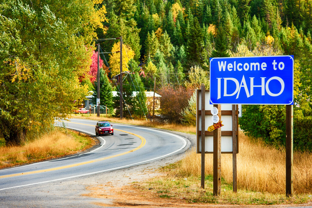 A sign welcoming travelers to the state of Idaho.