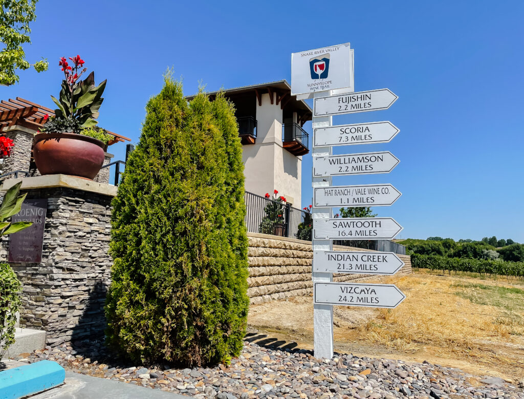 Direction sign at Koenig Vineyards